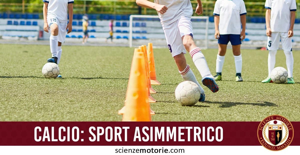 Gruppo di giovani calciatori in uniformi bianche che si allenano su un campo da calcio. Uno corre con il pallone tra coni arancioni, mentre gli altri osservano. In primo piano, le parole "CALCIO: SPORT ASIMMETRICO" con logo il logo di Scienze Motorie