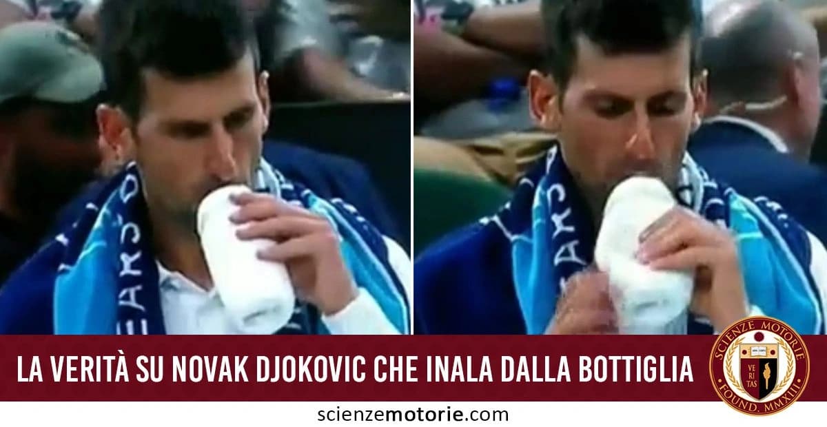 L'immagine mostra Novak Djokovic inalare da una bottiglia bianca, con uno sguardo concentrato e indossando una sciarpa blu. L'immagine è suddivisa in due riquadri affiancati, e sotto si trova una barra rossa con il testo "La verità su Novak Djokovic che inala dalla bottiglia" affiancato sulla destra dal logo di Scienze Motorie