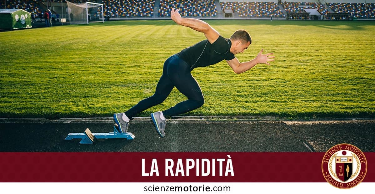 L'immagine mostra un atleta in abbigliamento sportivo sulla pista di atletica, piegato in avanti che sta partendo dai blocchi di partenza. Sullo sfondo si vedono un campo da calcio e delle tribune. In basso, una fascia rossa con il testo "LA RAPIDITÀ" e il logo di Scienze Motorie