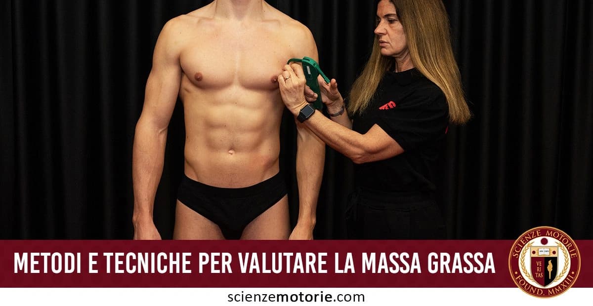 L'immagine mostra una donna che utilizza un calibro per misurare la massa grassa su un uomo in slip, in un ambiente professionale con sfondo nero. In basso, c'è il testo 'METODI E TECNICHE PER VALUTARE LA MASSA GRASSA' con il logo di Scienze Motorie