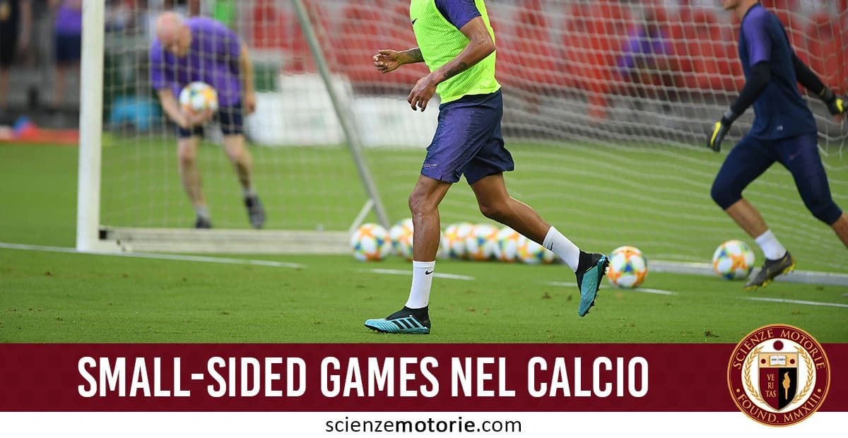 Gruppo di calciatori su un campo da calcio durante un allenamento, con un giocatore in primo piano che indossa una casacca gialla, mentre altri si preparano vicino alla porta. l'immagine è accompagnata dalla scritta "Small-sided games nel calcio" e dal logo di ScienzeMotorie.com