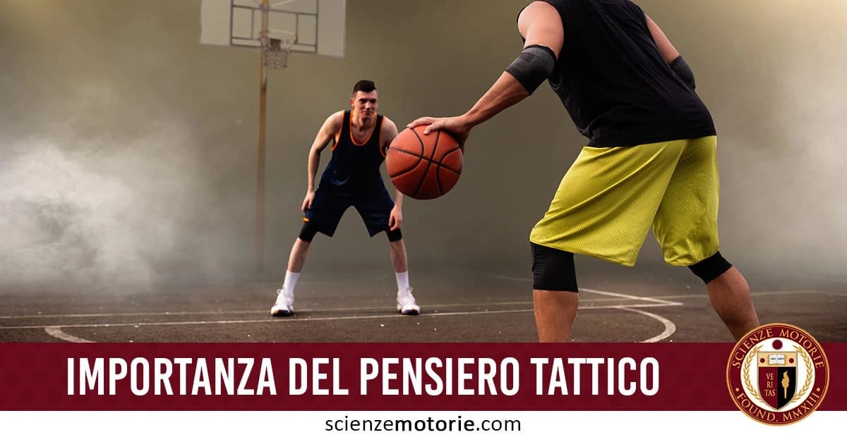 Nell'immagine ci sono due giocatori di basket su un campo all'aperto. Uno indossa una canotta e pantaloncini neri con dettagli arancioni, mentre l'altro ha una maglietta nera e pantaloncini gialli. Il giocatore in giallo sta palleggiando con una palla da basket, mentre l'altro è in posizione difensiva. Sullo sfondo si vede un canestro da basket. l'immagine è accompagnata dalla scritta "Importanza del pensiero tattico" e dal logo di ScienzeMotorie.com
