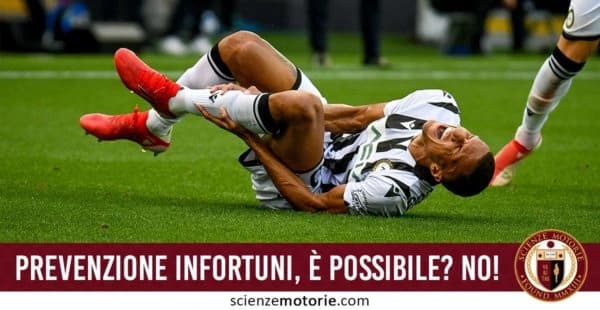 L’immagine mostra un calciatore con divisa a righe bianche e nere, sdraiato a terra mentre si tiene una gamba con un’espressione di dolore, segno di un probabile infortunio. Sullo sfondo si intravede un campo da calcio e altri giocatori. In basso compare una scritta provocatoria: "PREVENZIONE INFORTUNI, È POSSIBILE? NO!" assieme al logo di Scienze Motorie