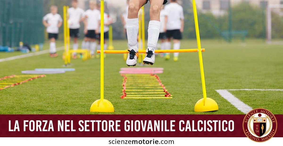 Giocatore di calcio che salta un ostacolo giallo durante un esercizio di agilità su un campo in erba, con altre persone in divisa sportiva che osservano e partecipano all'allenamento. l'immagine è accompagnata dalla scritta "La forza nel settore giovanile calcistico" e dal logo di ScienzeMotorie.com