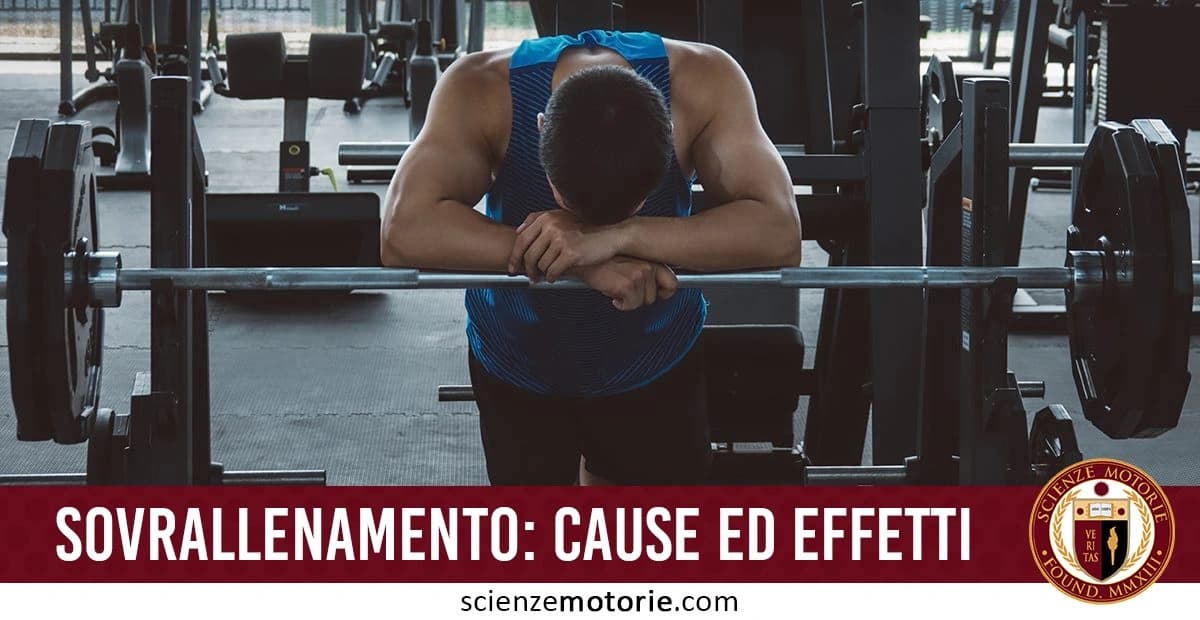 Persona in palestra che si appoggia a un bilanciere con pesi, indossando una canotta blu, in un momento di riposo. l'immagine è accompagnata dalla scritta "Sovrallenamento: cause ed effetti" e dal logo di ScienzeMotorie.com