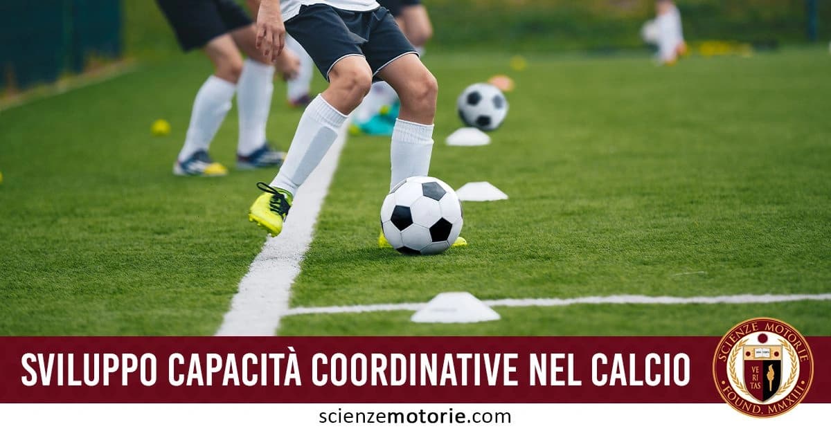 Giovani calciatori che partecipano a un allenamento su un campo di calcio all'aperto. Indossano pantaloncini neri, calzini bianchi e scarpe da calcio gialle, mentre eseguono esercizi di agilità con coni bianchi. l'immagine è accompagnata dalla scritta "Sviluppo Capacità Coordinative nel Calcio" e dal logo di ScienzeMotorie.com