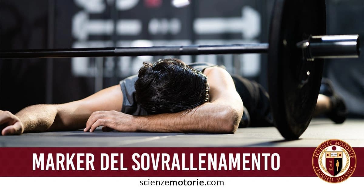 Persona sdraiata sul pavimento di una palestra, esausta dopo un allenamento intenso con un bilanciere davanti a sé. l'immagine è accompagnata dalla scritta "Marker del sovrallenamento" e dal logo di ScienzeMotorie.com