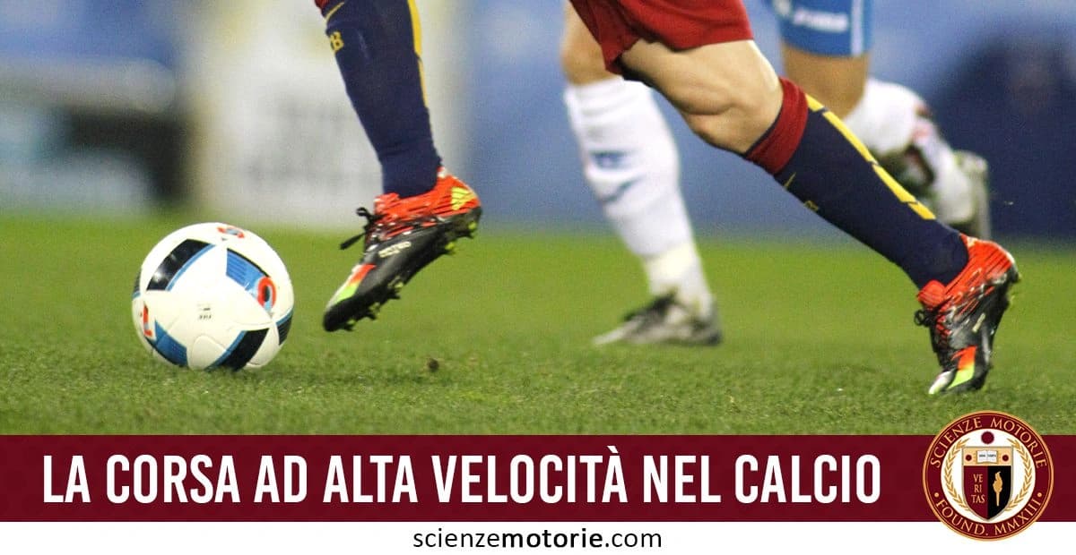 Gambe di due calciatori durante una partita di calcio. Uno indossa calzettoni blu e scarpe da calcio rosse mentre sta per calciare il pallone su un campo in erba. l'immagine è accompagnata dalla scritta "La corsa ad alta velocità nel calcio" e dal logo di ScienzeMotorie.com