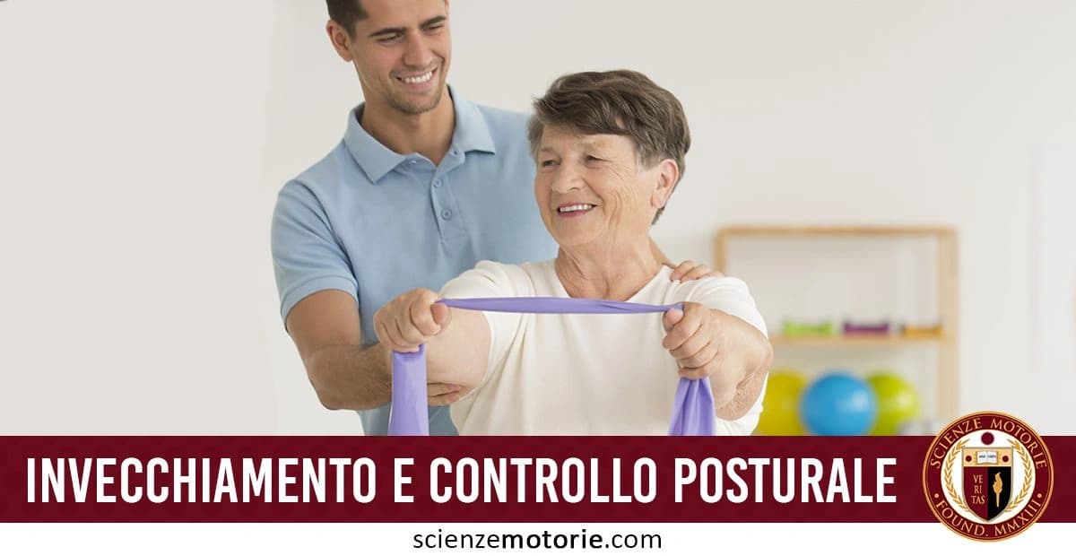 Una donna anziana svolge esercizi di riabilitazione con un elastico di resistenza, assistita da un fisioterapista giovane sorridente. l'immagine è accompagnata dalla scritta "Invecchiamento e controllo posturale" e dal logo di ScienzeMotorie.com