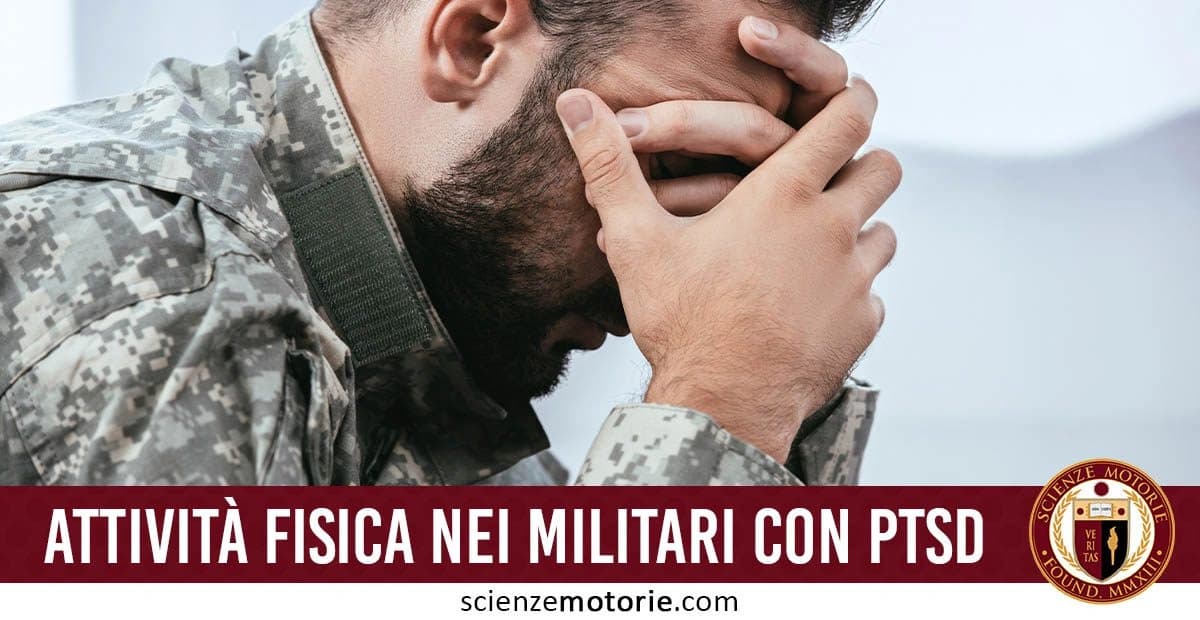 Soldato in uniforme mimetica seduto con la testa tra le mani, in una posa che esprime stress, preoccupazione o sofferenza emotiva. l'immagine è accompagnata dalla scritta "attività fisica nei militari con PTSD" e dal logo di ScienzeMotorie.com