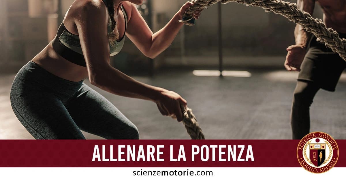Due persone che fanno allenamento con le corde pesanti in palestra. Una donna in primo piano sta muovendo una corda energeticamente, mentre un uomo partecipa all'esercizio accanto a lei. L'illuminazione mette in evidenza il loro impegno fisico. le immagini sono accompagnate dalla scritta "Allenare la potenza" e dal logo di ScienzeMotorie.com