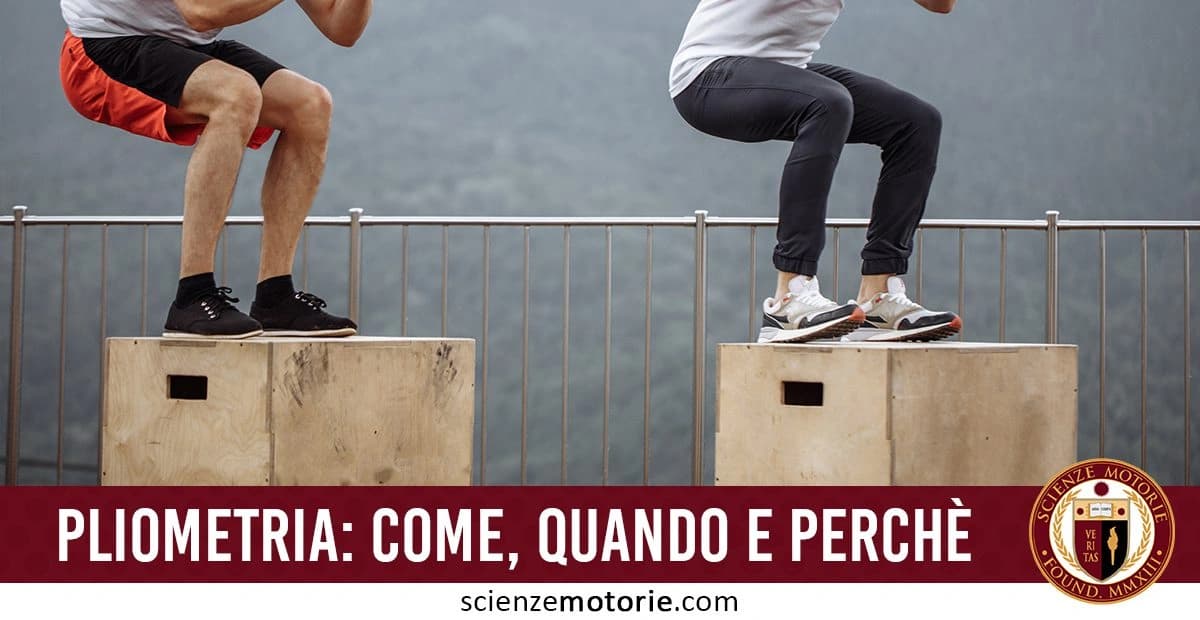 Due persone eseguono salti pliometrici su scatole di legno in un'area all'aperto. Indossano abbigliamento sportivo: una con pantaloncini neri e rossi, l'altra con pantaloni sportivi neri e scarpe da ginnastica bianche. Sullo sfondo si vede una balaustra. l'immagine è accompagnata dalla scritta "Pliometria: come, quando e perchè" e dal logo di ScienzeMototire.com