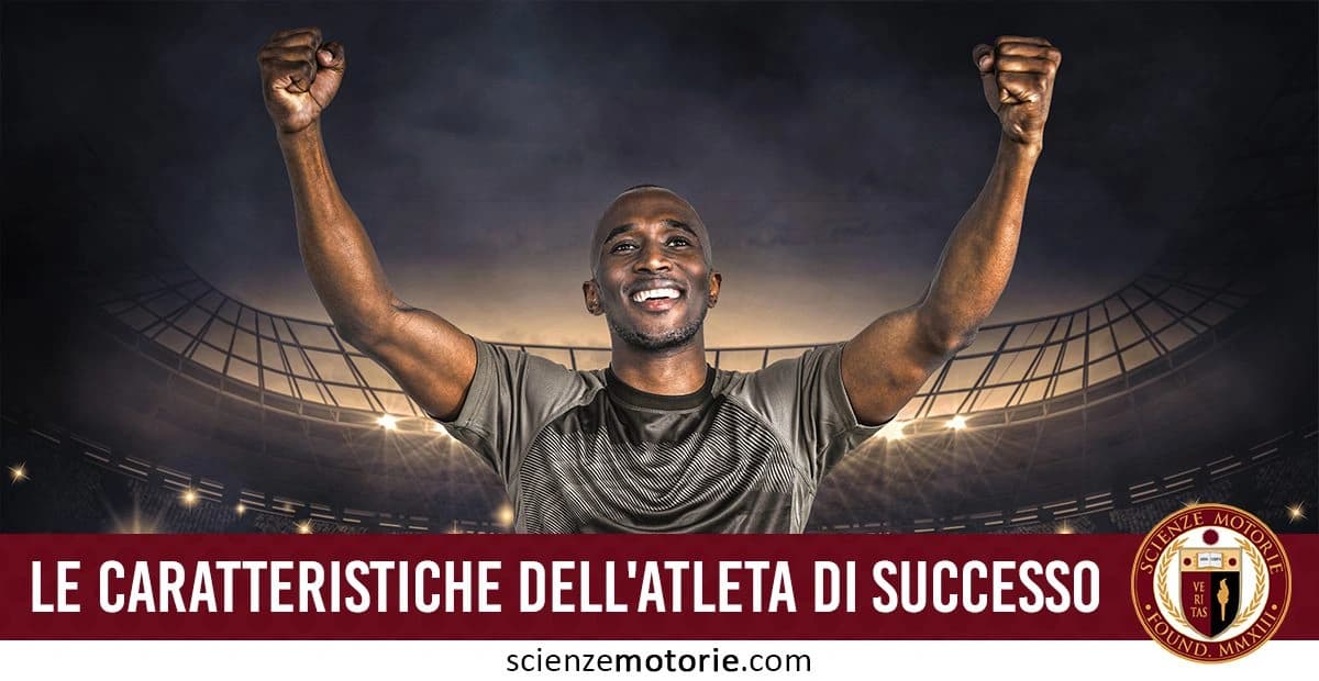 Uomo che esulta con le braccia alzate in uno stadio di calcio illuminato, indossando una maglietta sportiva grigia. Espressione di gioia e vittoria. accompagnata dalla scritta Le caratteristiche dell’atleta di successo e dal logo di ScienzeMotorie.com