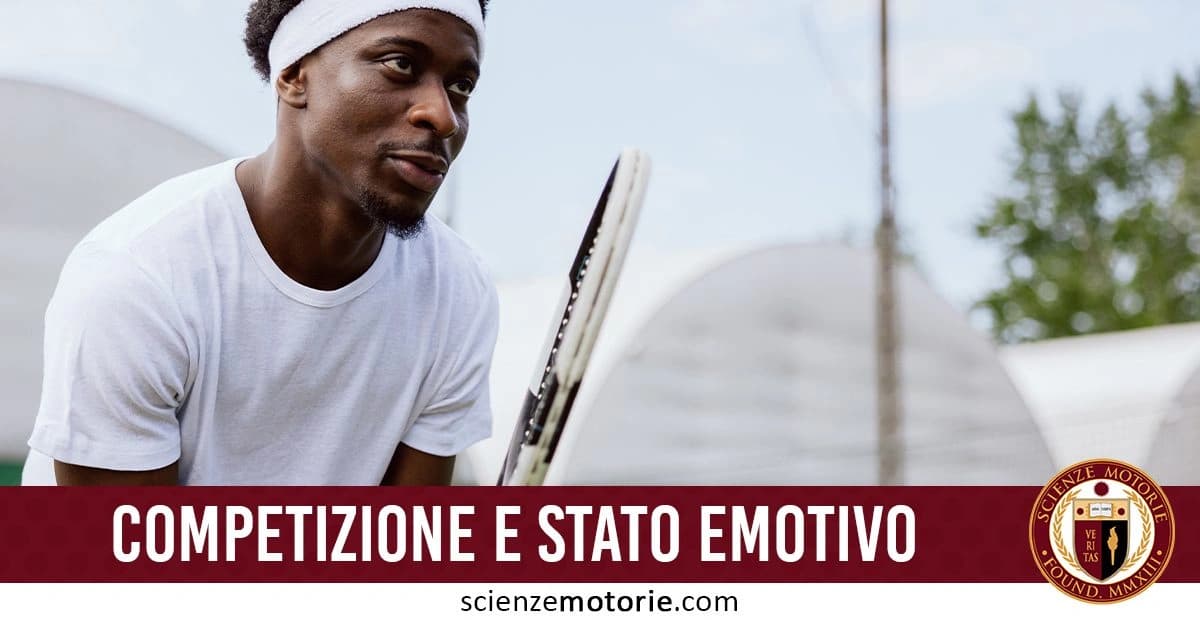 Uomo con maglietta bianca e fascia sulla fronte, con una racchetta da tennis in mano. Sullo sfondo strutture coperte e alberi. Testo "COMPETIZIONE E STATO EMOTIVO" e il logo di ScienzeMotorie.com in basso.