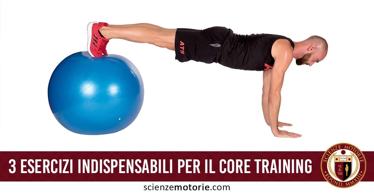 Uomo in posizione plank con i piedi su una palla da ginnastica blu, eseguendo un esercizio per il core, con abbigliamento sportivo nero con il logo di Istituto ATS e scarpe rosse. Il logo ScienzeMotorie.com è visibile in basso assieme alla scritta "3 esercizi indispensabili per il core training"