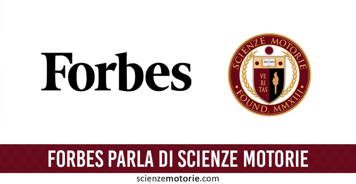 Logo di Forbes a sinistra mentre quello di "Scienze Motorie.com" a destra, con una fascia rossa sotto che riporta il testo "Forbes parla di Scienze Motorie"