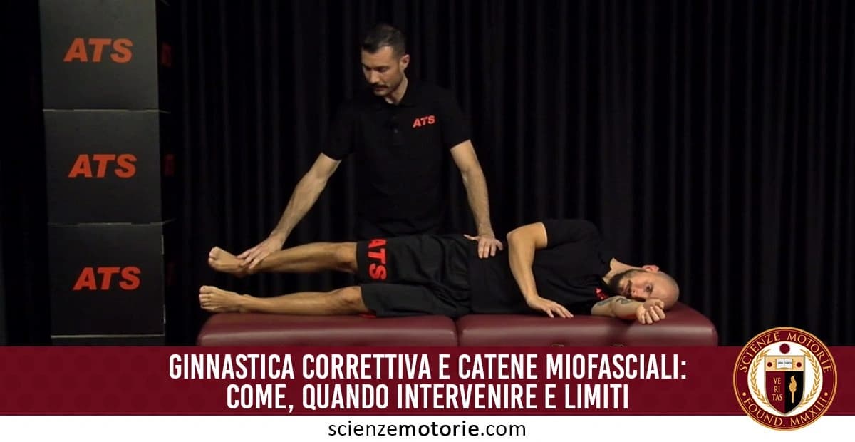 Sessione di ginnastica correttiva con due persone. Una persona è sdraiata su un lettino, mentre l'altra esegue un esercizio. Entrambe indossano magliette con il logo di Istituto ATS. Sullo sfondo, c'è una tendina nera e un banner verticale con il logo ATS. Il testo inferiore recita "GINNASTICA CORRETTIVA E CATENE MIOFASCIALI" ed è accompagnato dal logo di ScienzeMototire.com