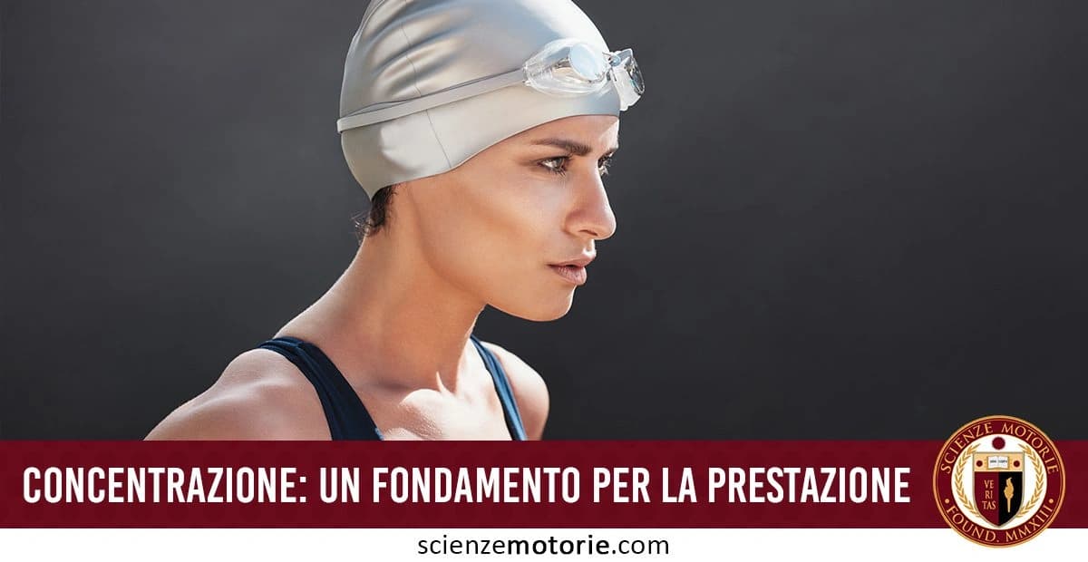 Nuotatore concentrato con cuffia da nuoto e occhialini, pronto per una performance in acqua. In basso, la scritta "Concentrazione: un fondamento per la prestazione" e il logo di "ScienzeMotorie.com"