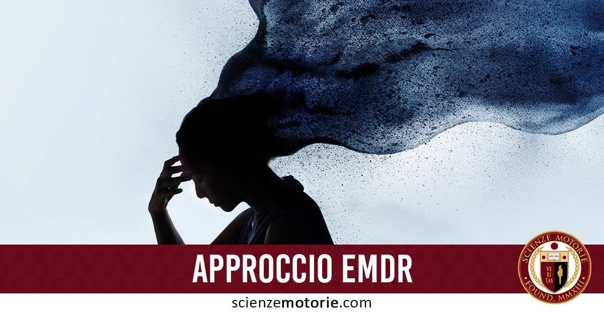 Profilo di una persona con una mano vicino alla testa, da cui esce una scia astratta di inchiostro che si dissolve nell'acqua. La fascia rossa in basso recita 'APPROCCIO EMDR', con il logo di ScienzeMotorie.com