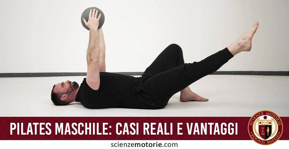 Uomo in abbigliamento sportivo nero con il logo di Istituto ATS sdraiato sulla schiena mentre esegue un esercizio di Pilates, tenendo una palla sopra la testa con entrambe le mani e una gamba sollevata. In basso, la scritta "PILATES MASCHILE: CASI REALI E VANTAGGI" con il logo sulla destra di Scienze Motorie.com