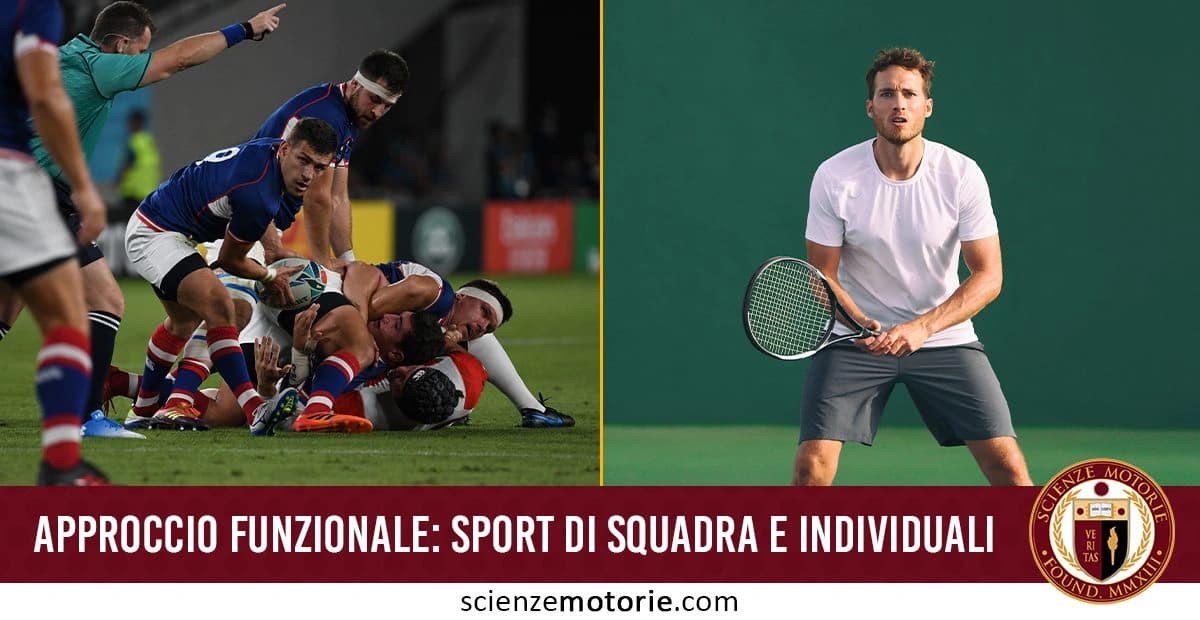 L'immagine è suddivisa in due sezioni per rappresentare la differenza tra sport di squadra e sport individuali. A sinistra, un'azione di rugby con più giocatori in campo e un arbitro che supervisiona il gioco. A destra, un uomo su un campo da tennis con racchetta in mano, che simboleggia la concentrazione, la tecnica e la gestione individuale della prestazione sportiva. Il testo in basso, "APPROCCIO FUNZIONALE: SPORT DI SQUADRA E INDIVIDUALI" accompagnato dal logo di Scienze Motorie.com