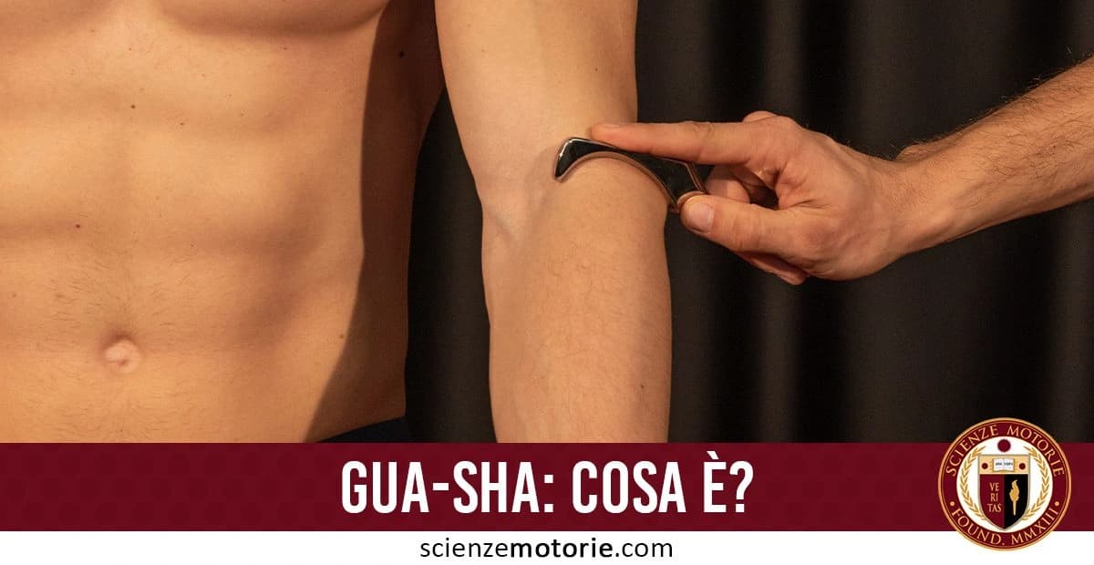 L'immagine mostra due braccia, con una mano che tiene uno strumento metallico utilizzato per il trattamento Gua Sha, una tecnica della medicina tradizionale cinese. L'operatore passa delicatamente lo strumento sulla pelle di un braccio per stimolare la circolazione e alleviare la tensione muscolare. Sotto l'immagine, si trova il testo "GUA-SHA: COSA È?", ce il logo di Scienze Motorie.com