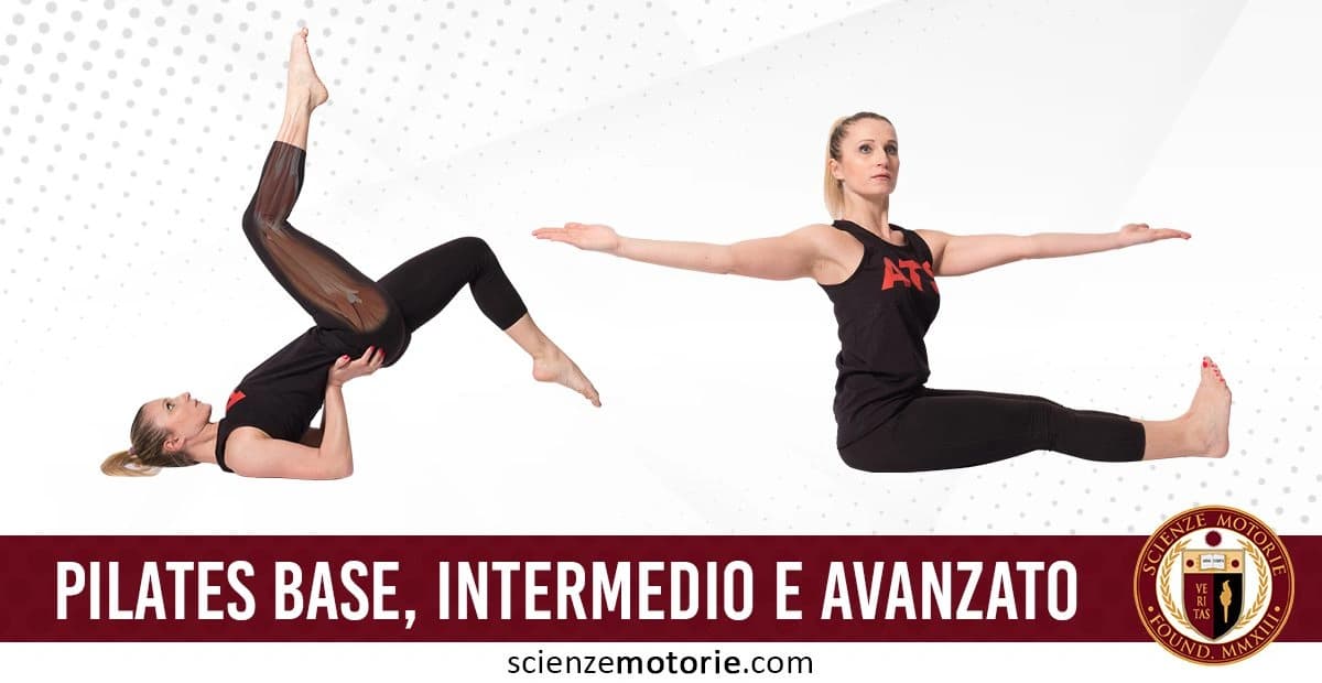 L'immagine mostra una donna che esegue esercizi di Pilates in diverse pose, rappresentando vari livelli di difficoltà: base, intermedio e avanzato. La donna nella posa di sinistra sostiene il bacino con le mani mentre solleva le gambe, mentre nella posa di destra è in una posizione bilanciata con le braccia estese in avanti. Il testo in basso "Pilates, base, intermedio e avanzato" è accompagnato dal logo di Scienze Motorie.com