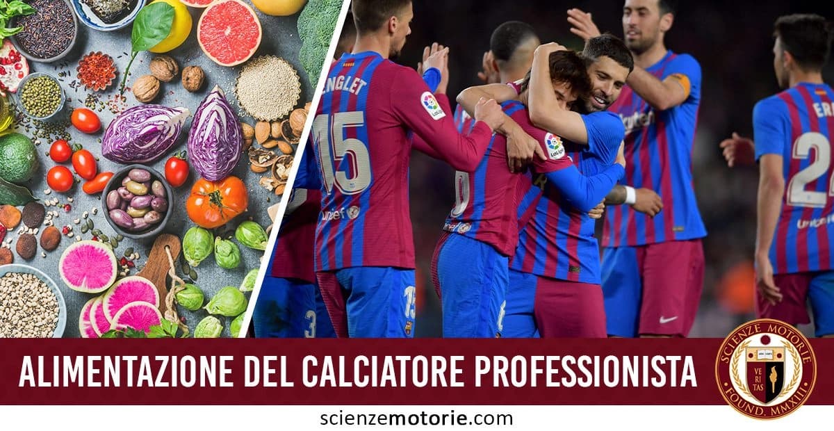 Immagine divisa: a sinistra una varietà di alimenti sani come frutta, verdura, noci e legumi, a destra calciatori in divisa che si abbracciano dopo un gol. In basso, la scritta "ALIMENTAZIONE DEL CALCIATORE PROFESSIONISTA" con il logo Scienze Motorie.com