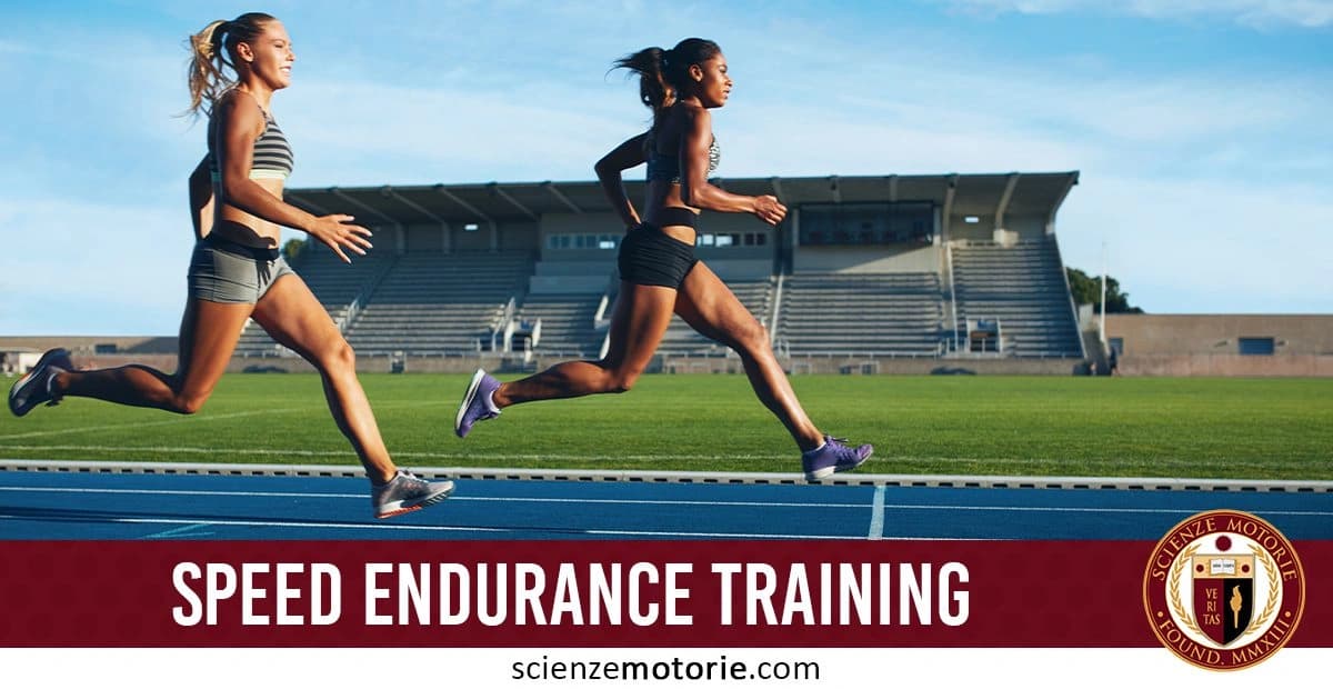 Due atlete che corrono su una pista in uno stadio, con una tribuna sullo sfondo. In basso c'è il testo 'Speed Endurance Training' e il logo di Scienze Motorie.com