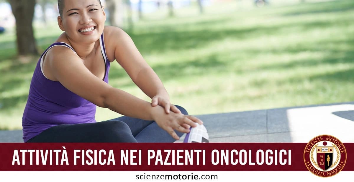 Persona sorridente che pratica stretching all'aperto, seduta su una panchina, indossando una canotta viola e pantaloni sportivi. Sullo sfondo, un'area verde. Testo in basso: 'ATTIVITÀ FISICA NEI PAZIENTI ONCOLOGICI' e logo di 'Scienze Motorie.com'