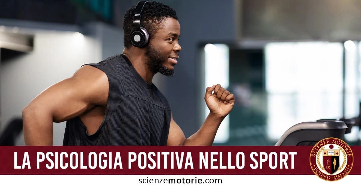 Uomo che corre su un tapis roulant in palestra, indossando cuffie grandi e concentrato. In basso, la scritta 'LA PSICOLOGIA POSITIVA NELLO SPORT' con il logo di 'Scienze Motorie.com'