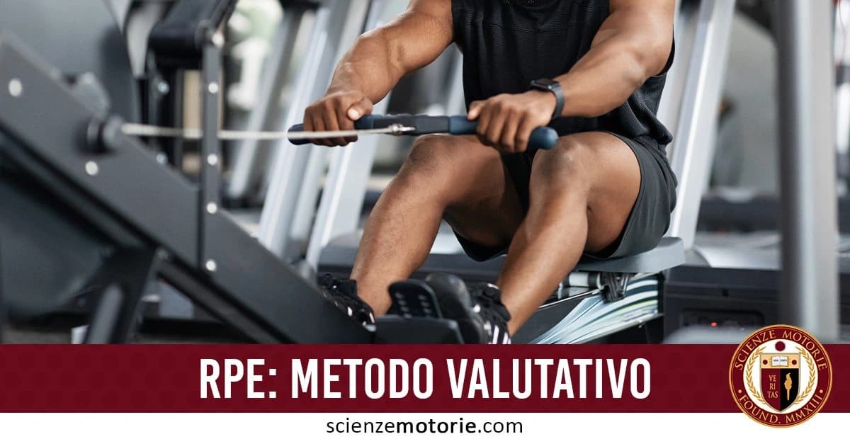 Persona che utilizza una macchina per il vogatore in palestra, indossando abbigliamento sportivo scuro. Barra con testo 'RPE: Metodo Valutativo' e sito logo di scienzemotorie.com