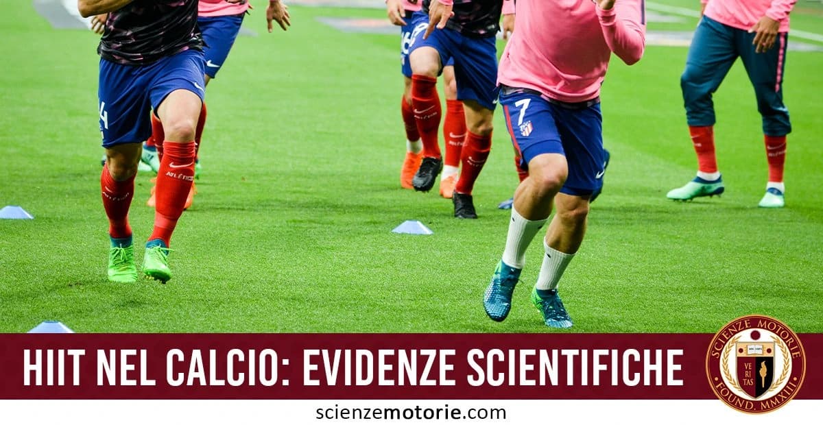 Calciatori in abbigliamento sportivo si allenano su un campo di calcio circondati da coni blu. sono visibili Il testo 'HIIT nel calcio: evidenze scientifiche' e il logo di scienzemotorie.com