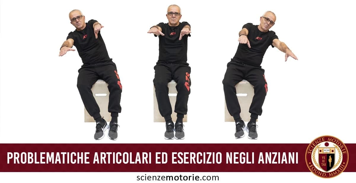 Tre uomini anziani eseguono esercizi per le articolazioni seduti su sgabelli, migliorando mobilità e benessere fisico