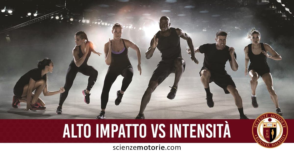 Sei persone eseguono esercizi fisici ad alta energia in uno studio con luci teatrali, alcune in salto e altre in squat, con testo sovrapposto "ALTO IMPATTO VS INTENSITÀ" e logo "scienzemotorie.com" in basso.