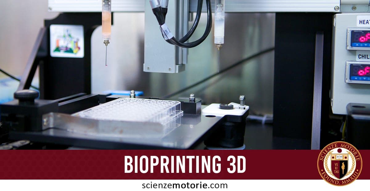 Macchina di bioprinting 3D con ugelli sopra una piastra a pozzetti, usata per ricerca medica; in basso la scritta "BIOPRINTING 3D" e il logo di ScienzeMotorie.com