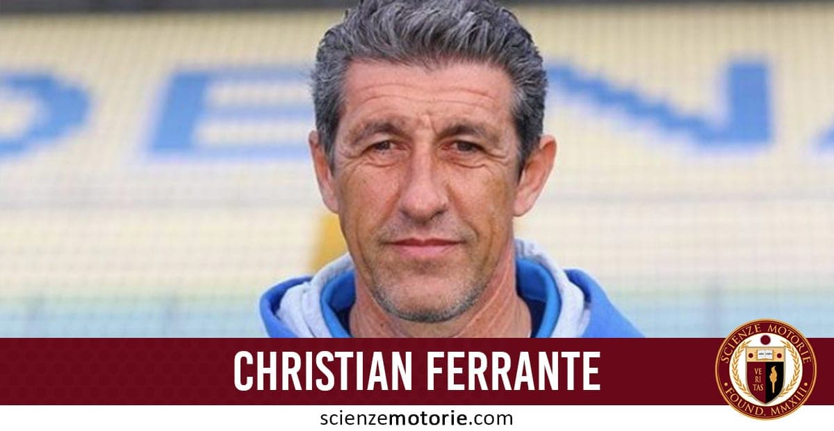 Christian Ferrante indossa una giacca blu con cappuccio, seduto davanti a sedili di uno stadio sportivo. In basso c’è una barra con il nome "Christian Ferrante" e il logo di Scienze Motorie.
