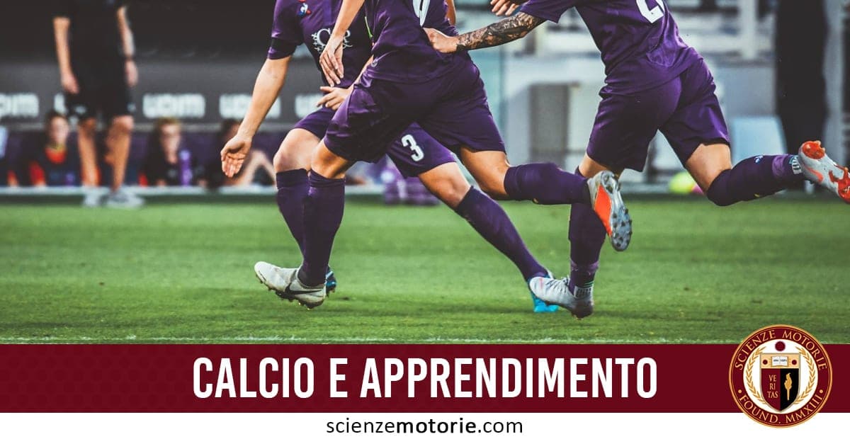 L’immagine mostra un gruppo di calciatori in azione su un campo, con divise viola e scarpe professionali, in un contesto di allenamento o gara. In basso, il testo “CALCIO E APPRENDIMENTO” sottolinea il legame tra sport, crescita cognitiva e sviluppo motorio. Il logo Scienze Motorie e il sito scienzemotorie.com ne rafforzano l’autorevolezza