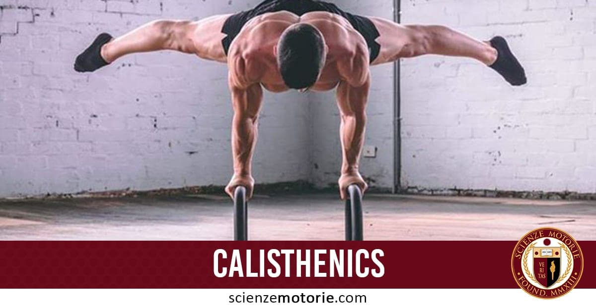 Persona in posizione orizzontale durante un esercizio di calisthenics su due barre, con gambe divaricate, scritta "CALISTHENICS" e logo ScienzeMotorie.com.