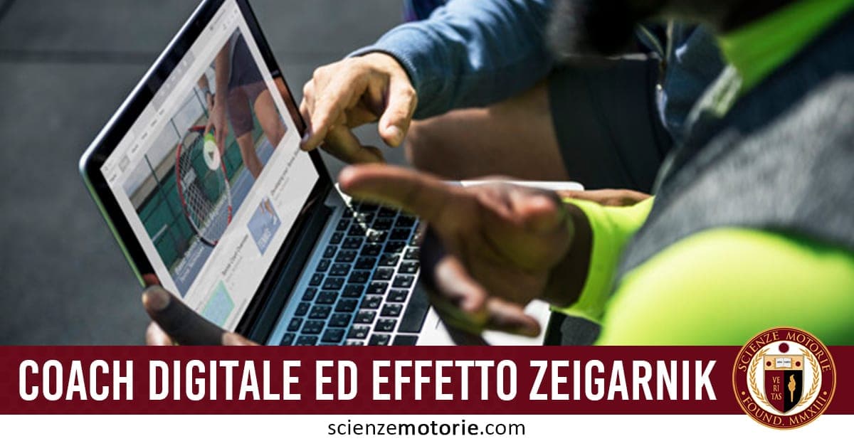 Due persone che interagiscono con un computer portatile mostrando un video con una racchetta da tennis; testo “Coach digitale ed effetto Zeigarnik”.
