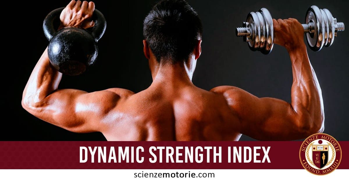 Uomo di spalle che solleva kettlebell con una mano e manubrio con l’altra, con muscoli della schiena e braccia definiti, testo "DYNAMIC STRENGTH INDEX" e logo ScienzeMotorie.com.