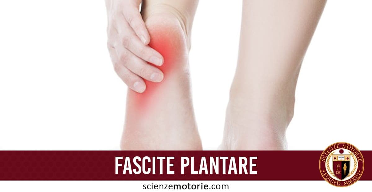 Piede con mano che tocca il tallone evidenziato in rosso per dolore da fascite plantare, con logo ScienzeMotorie.com in basso a destra.