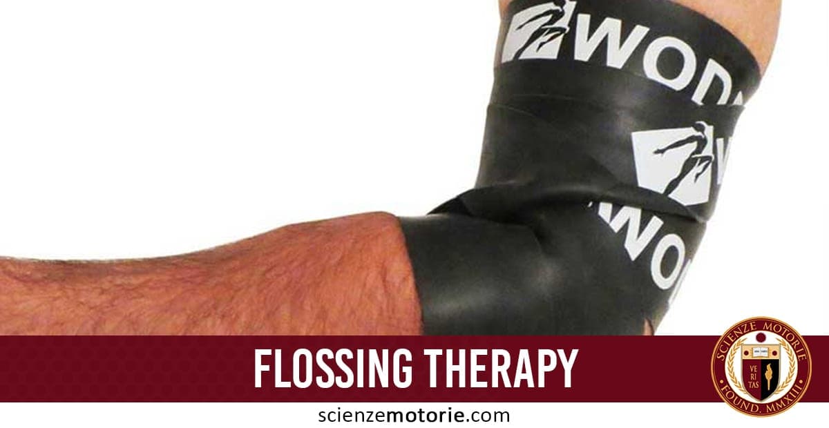 Braccio umano con benda elastica nera avvolta sul gomito, con scritte bianche sulla fascia e testo "FLOSSING THERAPY" su sfondo rosso, link a scienzemotorie.com