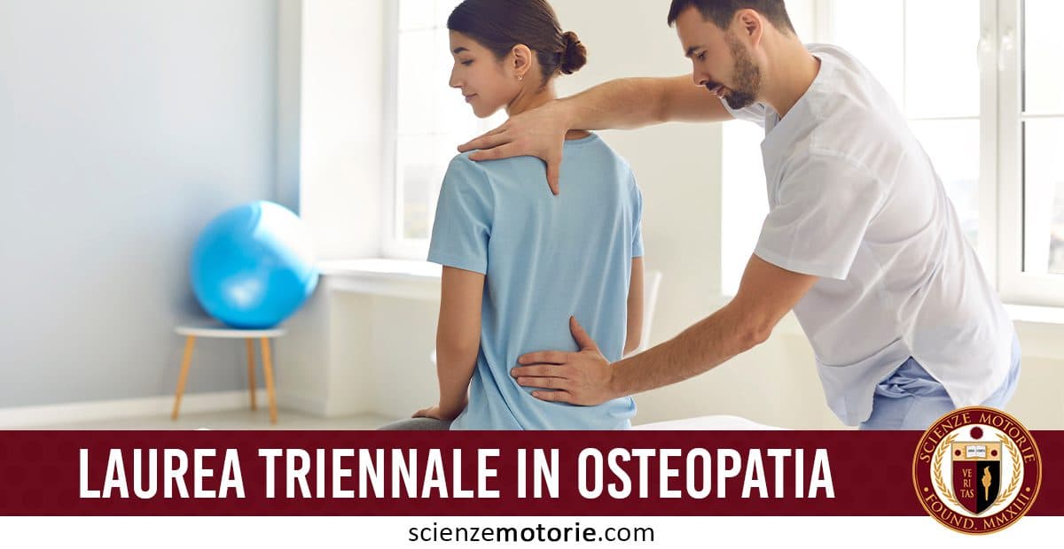 Operatore sanitario esegue manipolazione della schiena su donna seduta in studio di osteopatia, con palla da ginnastica blu sullo sfondo; in basso a destra logo di scienzemotorie.com.