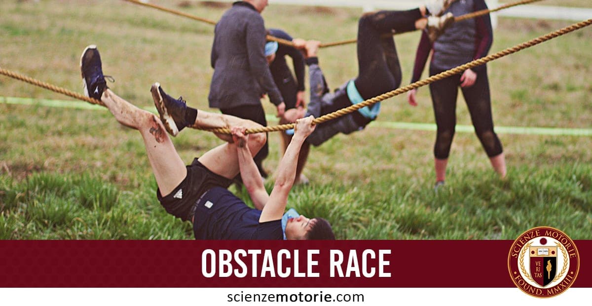 Partecipanti a una gara ad ostacoli affrontano una corda sospesa su terreno erboso, con il testo "Obstacle Race" e il logo di scienzemotorie.com.