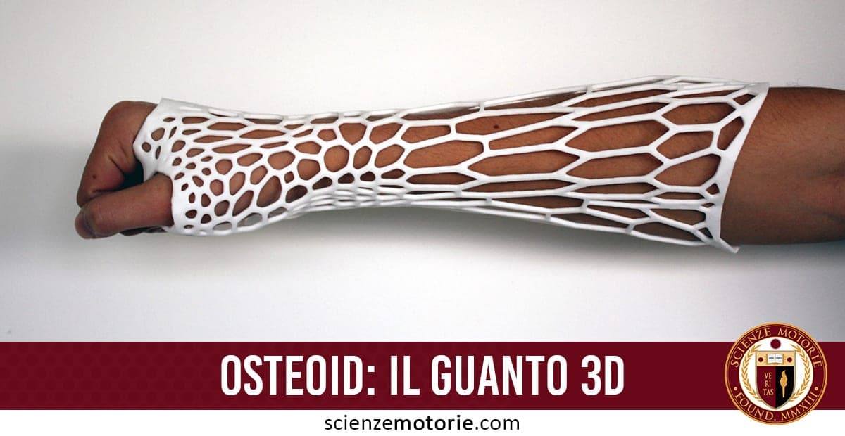 Avambraccio con tutore ortopedico stampato in 3D a struttura reticolare geometrica che avvolge il braccio per supporto, con il logo di ScienzeMotorie.com in basso a destra.
