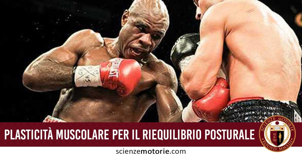 Due pugili a torso nudo con guantoni rossi durante un incontro di boxe.