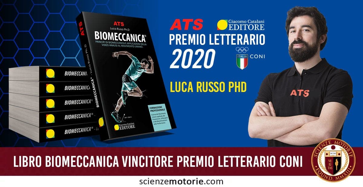 Immagine della copertina del libro "Biomeccanica" scritto dal dottor Luca Russo, PhD, che ha ricevuto il prestigioso Premio Letterario CONI 2020. La foto mostra diverse copie del libro impilate e l’autore in maglietta nera con la scritta ATS, affiancato dai loghi dell’editore Giacomo Catalani e del CONI.