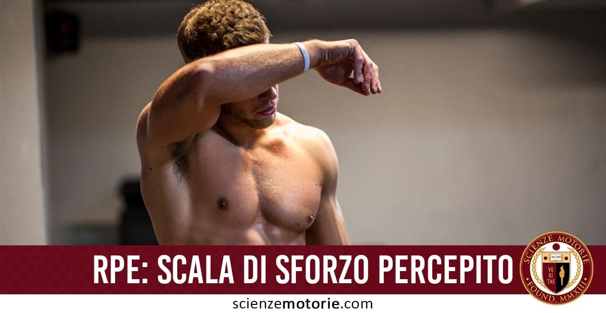 Uomo a torso nudo durante l’esercizio si asciuga il viso con il braccio; testo "RPE: Scala di Sforzo Percepito" e logo scienzemotorie.com