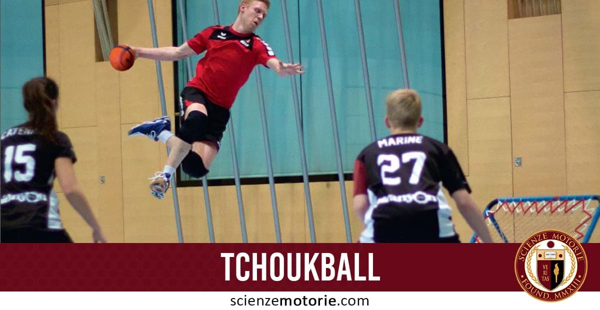 Giocatore di tchoukball in maglia rossa mentre lancia la palla verso il pannello elastico durante una partita.